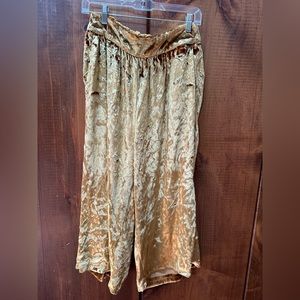 Women golden velvet capri pants. Size L.